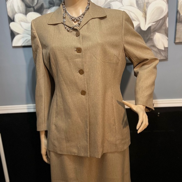 Larry Levine Women Tan Tweed Skirt Suit Blazer Sz 22W Church Business - Picture 6 of 10